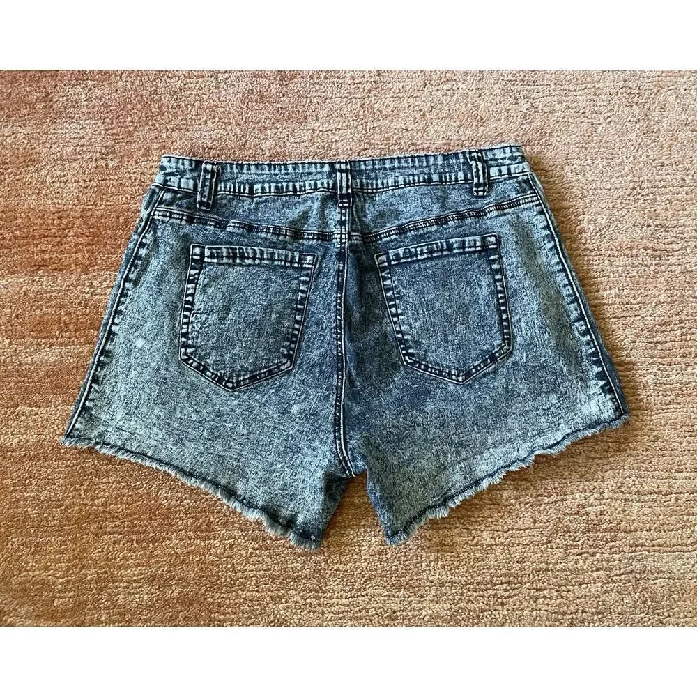 Forever 21 Plus Size 16 Denim Shorts Gray Acid Wash Beaded Aztec Sides Raw Hem